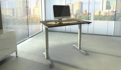 Je lepší výškovo nastaviteľný alebo klasický kancelársky stôl?