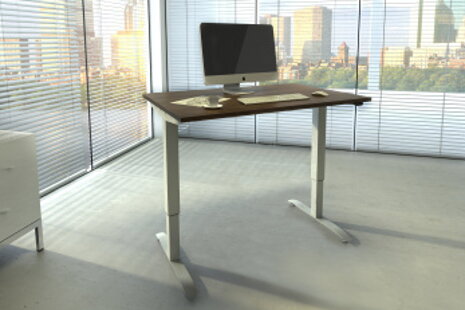 Je lepší výškovo nastaviteľný alebo klasický kancelársky stôl?